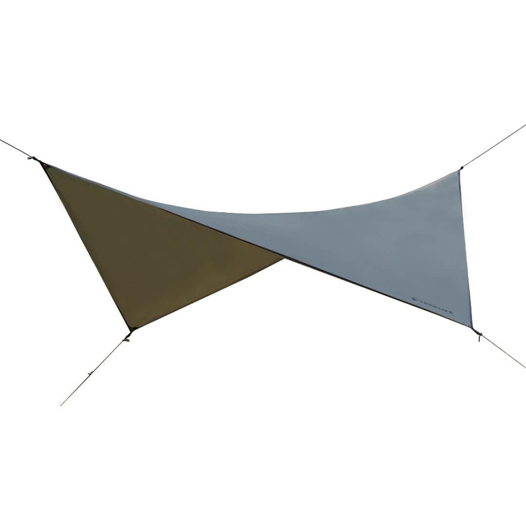 Treklife diagonal tarp i grøn ripstop polyester spændt ud over en hængekøje