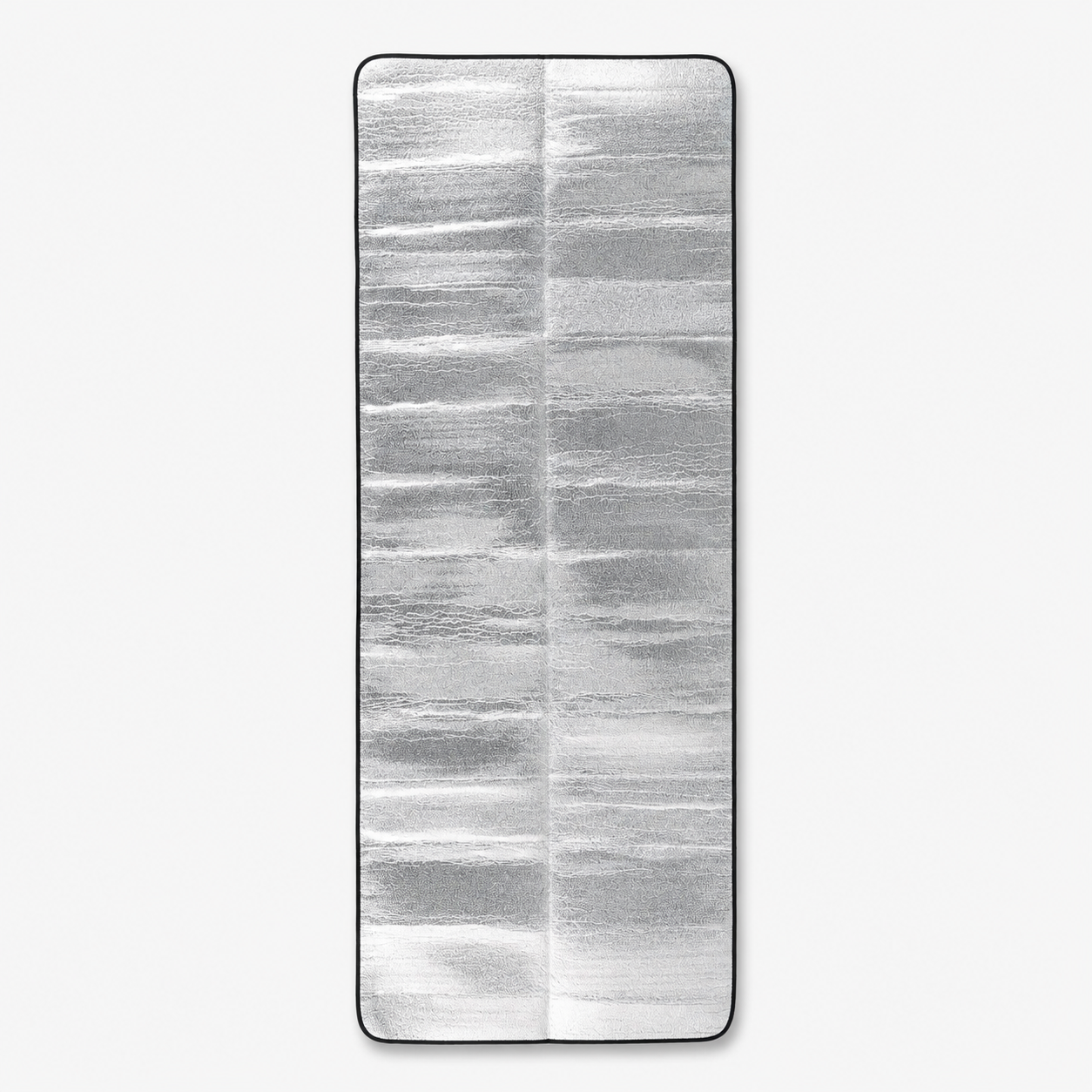 Isolerende skumunderlag med aluminiumsoverflade rullet sammen med bærestropper