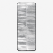 Isolerende skumunderlag med aluminiumsoverflade rullet sammen med bærestropper