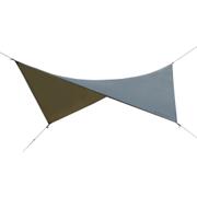 Treklife diagonal tarp i grøn ripstop polyester spændt ud over en hængekøje